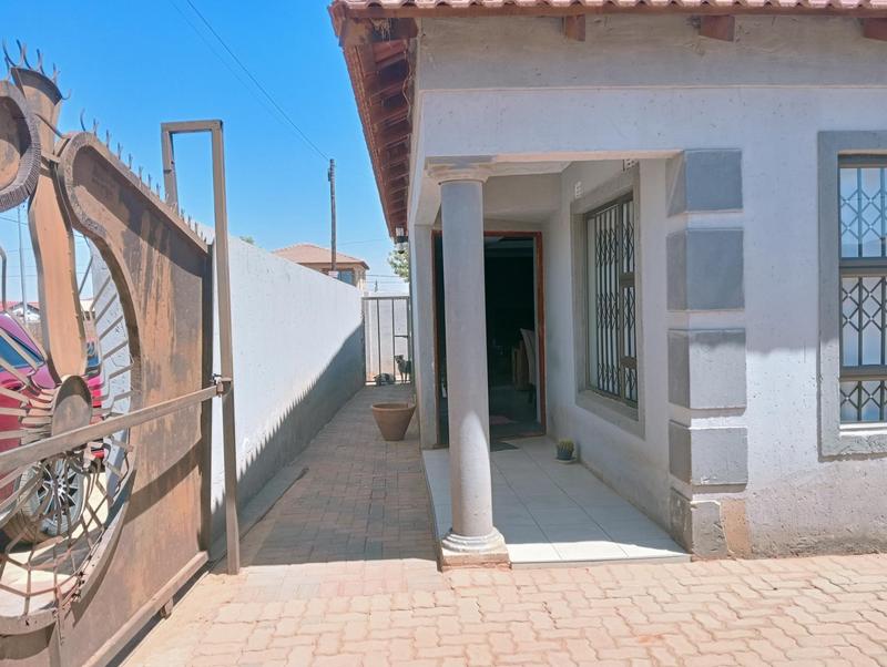 5 Bedroom Property for Sale in Braamfischerville Gauteng