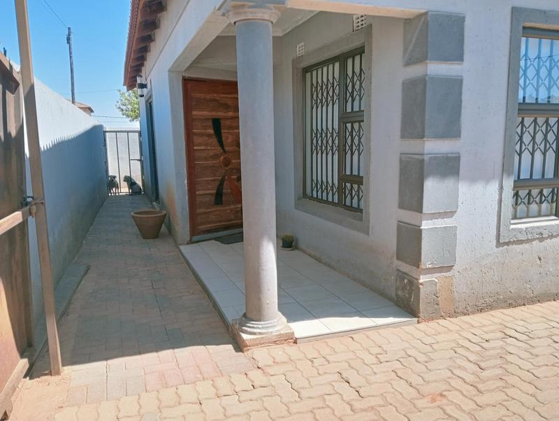 5 Bedroom Property for Sale in Braamfischerville Gauteng