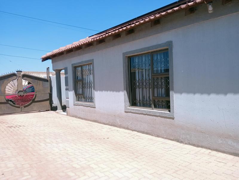 5 Bedroom Property for Sale in Braamfischerville Gauteng