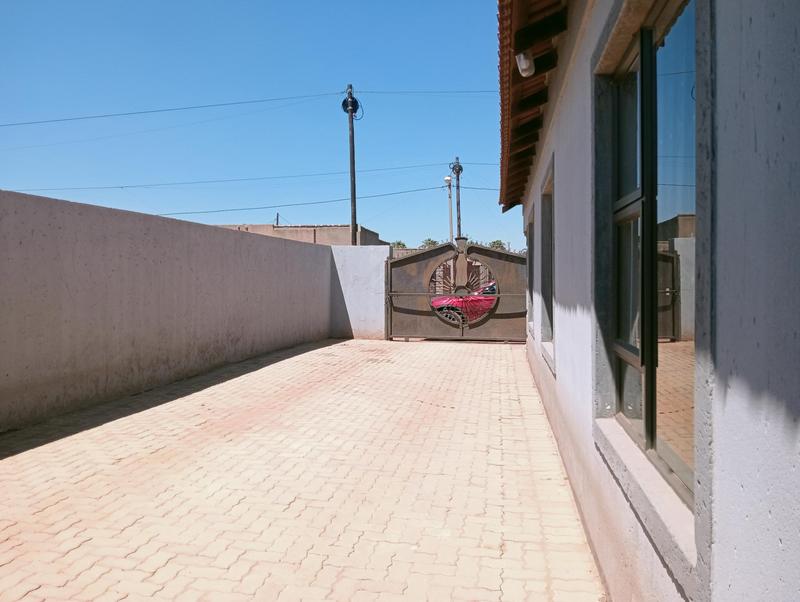 5 Bedroom Property for Sale in Braamfischerville Gauteng