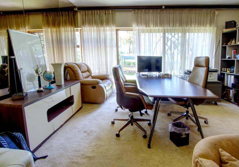 5 Bedroom Property for Sale in Victory Park Gauteng