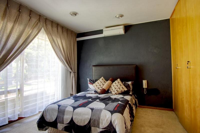 5 Bedroom Property for Sale in Victory Park Gauteng
