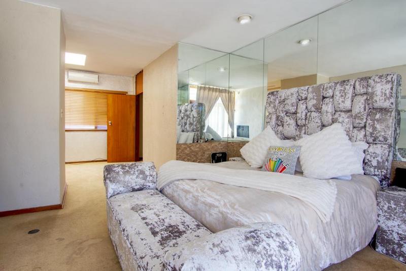 5 Bedroom Property for Sale in Victory Park Gauteng