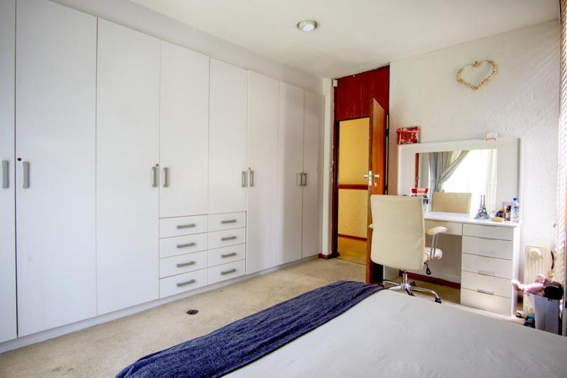 5 Bedroom Property for Sale in Victory Park Gauteng