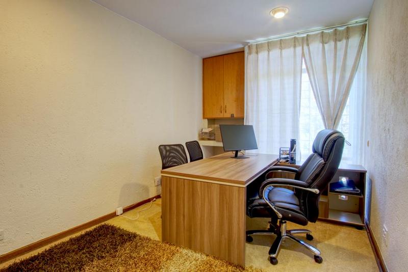 5 Bedroom Property for Sale in Victory Park Gauteng