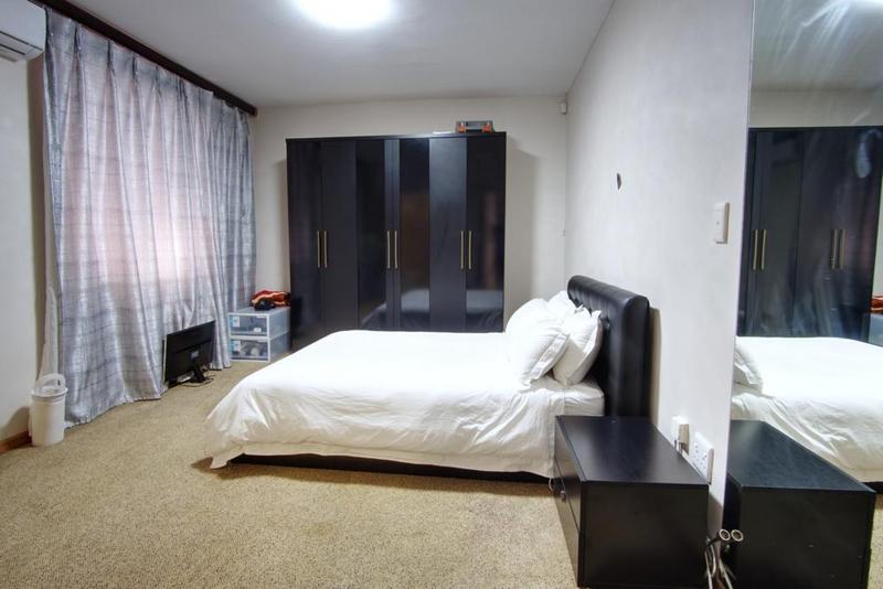 5 Bedroom Property for Sale in Victory Park Gauteng