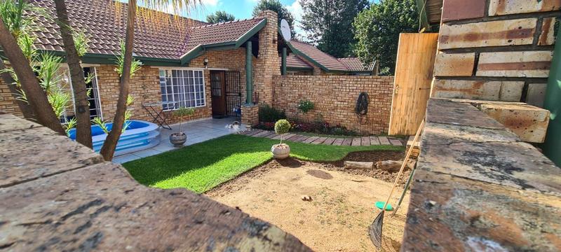 To Let 2 Bedroom Property for Rent in Glen Marais Gauteng