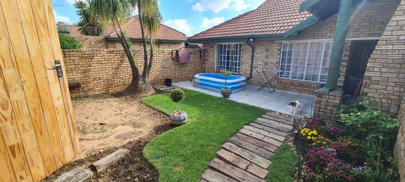 To Let 2 Bedroom Property for Rent in Glen Marais Gauteng