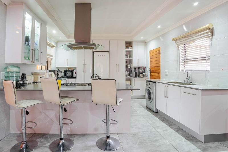 To Let 4 Bedroom Property for Rent in Meadowbrook Gauteng