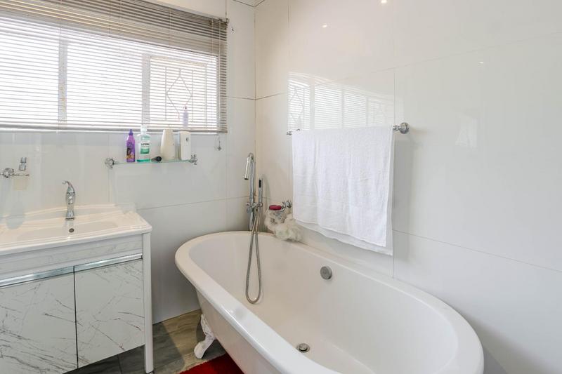 To Let 4 Bedroom Property for Rent in Meadowbrook Gauteng