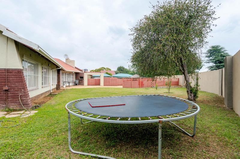 To Let 4 Bedroom Property for Rent in Meadowbrook Gauteng