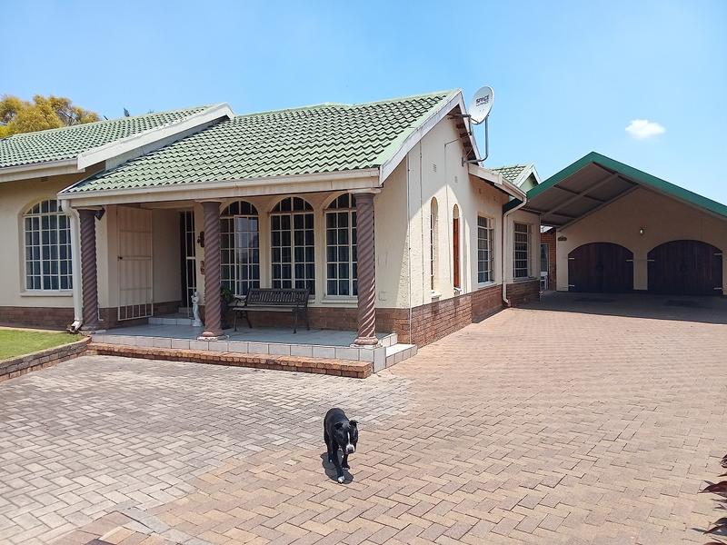 5 Bedroom Property for Sale in Flora Gardens Gauteng