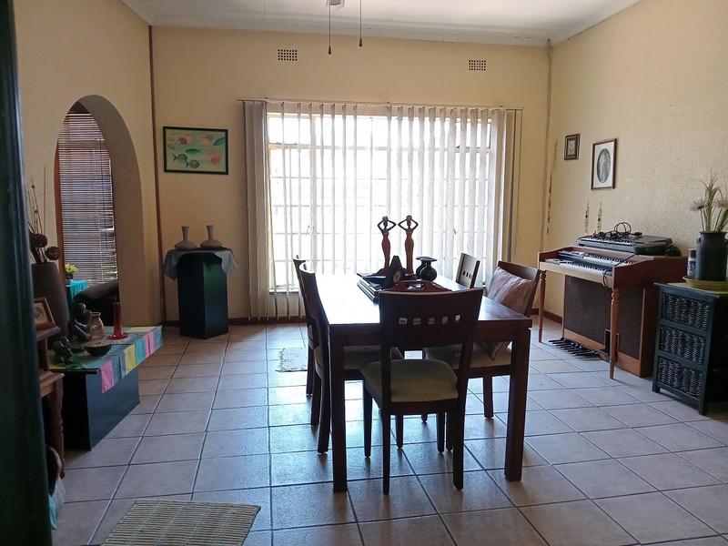 5 Bedroom Property for Sale in Flora Gardens Gauteng