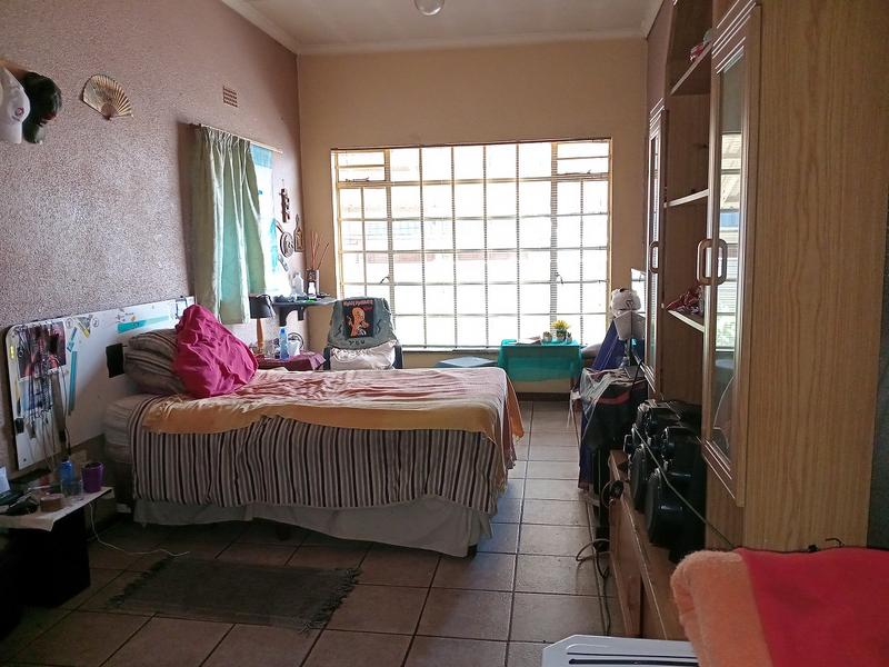 5 Bedroom Property for Sale in Flora Gardens Gauteng