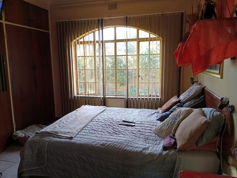 5 Bedroom Property for Sale in Flora Gardens Gauteng