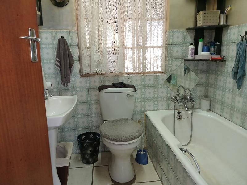 5 Bedroom Property for Sale in Flora Gardens Gauteng