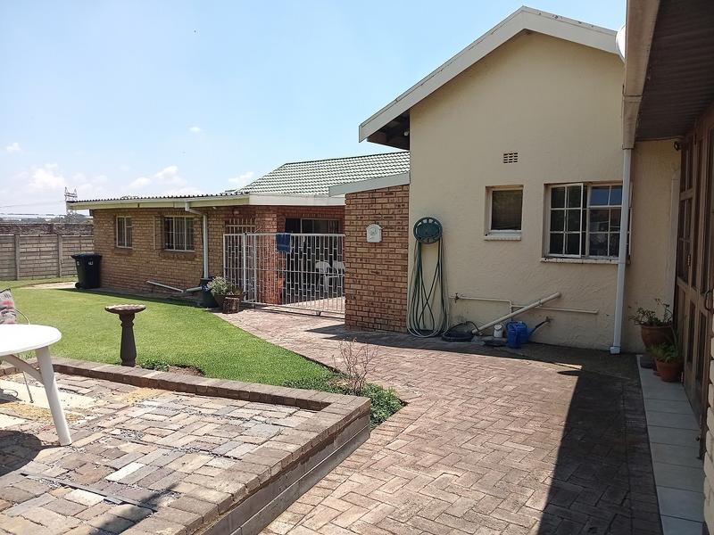 5 Bedroom Property for Sale in Flora Gardens Gauteng