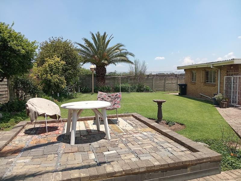 5 Bedroom Property for Sale in Flora Gardens Gauteng