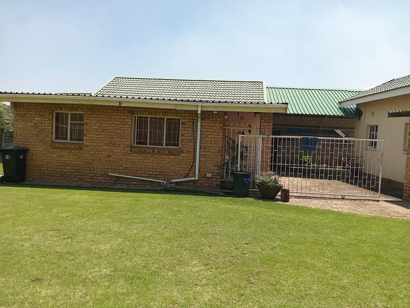 5 Bedroom Property for Sale in Flora Gardens Gauteng