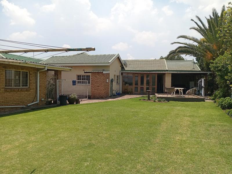 5 Bedroom Property for Sale in Flora Gardens Gauteng