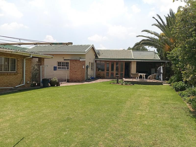 5 Bedroom Property for Sale in Flora Gardens Gauteng