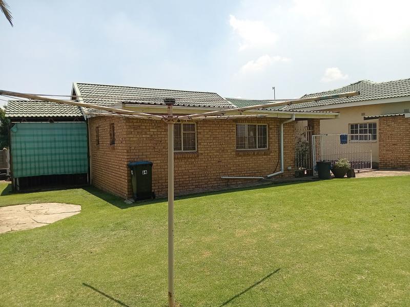 5 Bedroom Property for Sale in Flora Gardens Gauteng