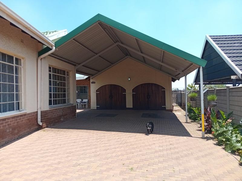 5 Bedroom Property for Sale in Flora Gardens Gauteng