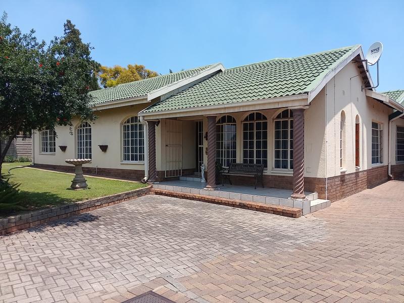 5 Bedroom Property for Sale in Flora Gardens Gauteng