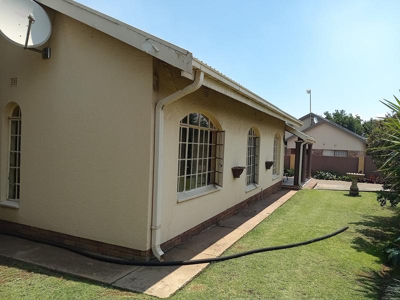 5 Bedroom Property for Sale in Flora Gardens Gauteng