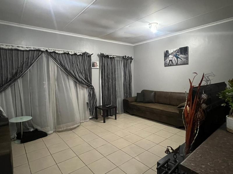 2 Bedroom Property for Sale in Die Hoewes Gauteng