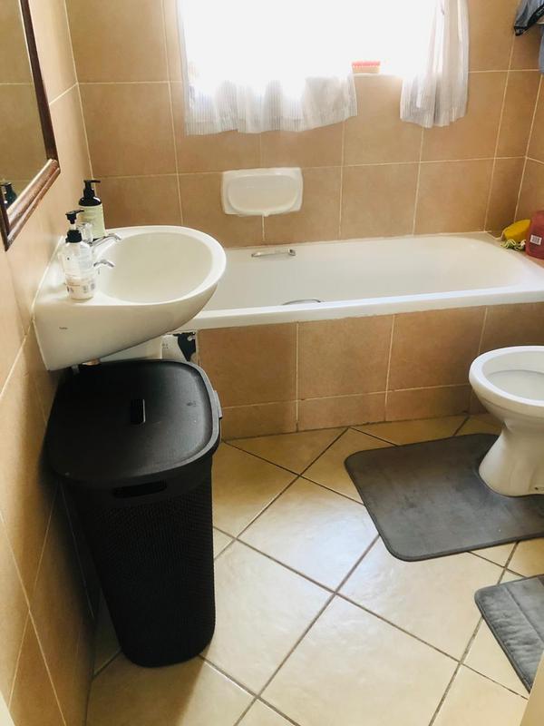 2 Bedroom Property for Sale in Die Hoewes Gauteng