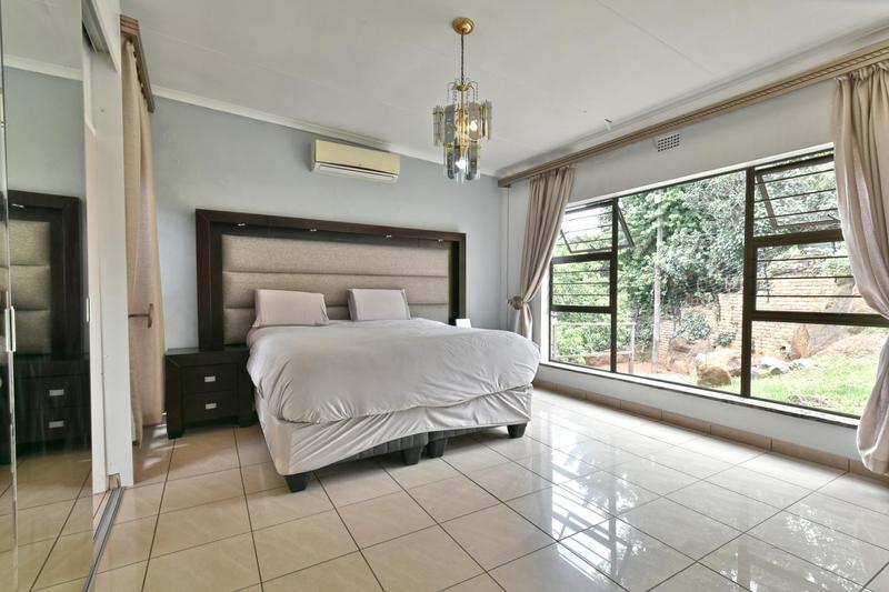 5 Bedroom Property for Sale in Glenvista Gauteng