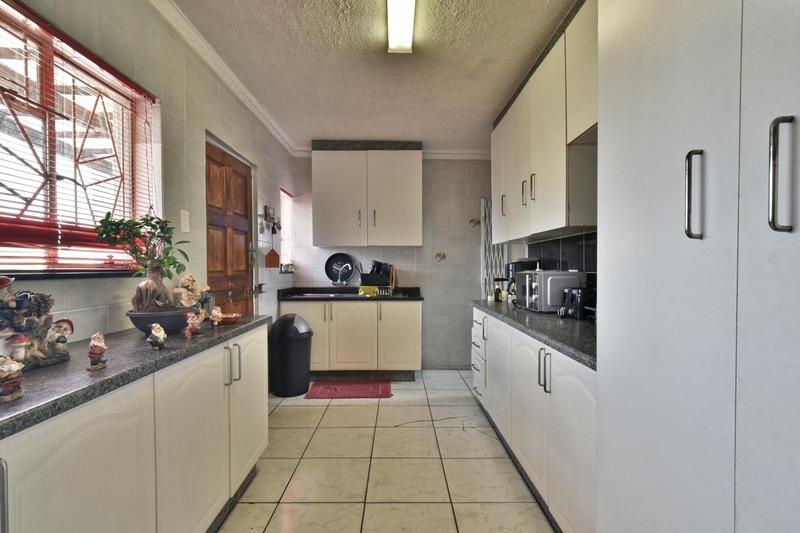 4 Bedroom Property for Sale in General Albertspark Gauteng