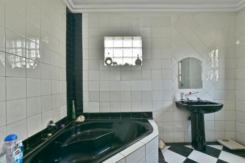 4 Bedroom Property for Sale in General Albertspark Gauteng