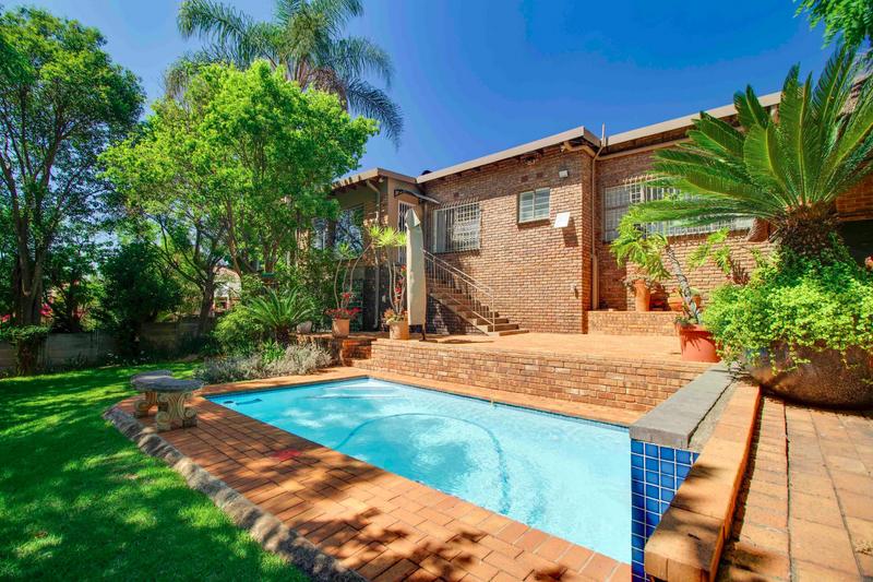4 Bedroom Property for Sale in Helderkruin Gauteng