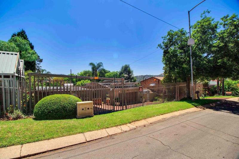 4 Bedroom Property for Sale in Helderkruin Gauteng