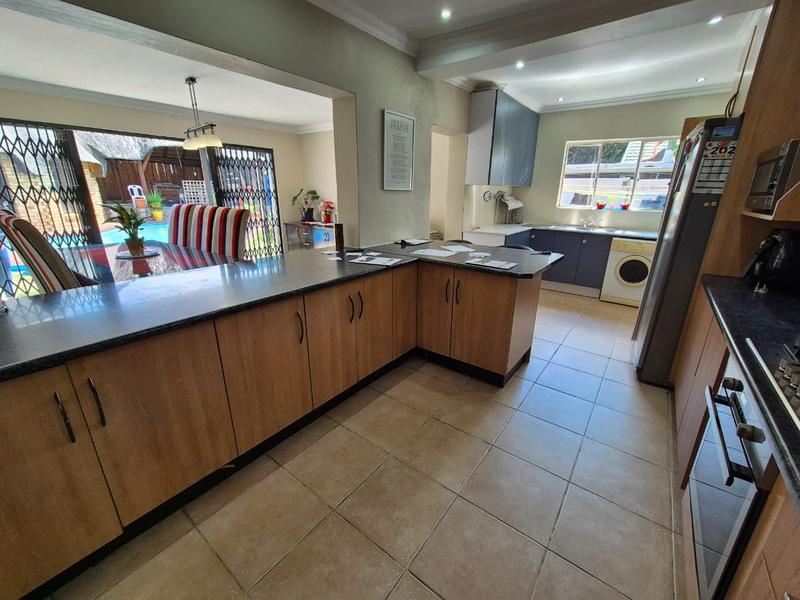 4 Bedroom Property for Sale in General Albertspark Gauteng