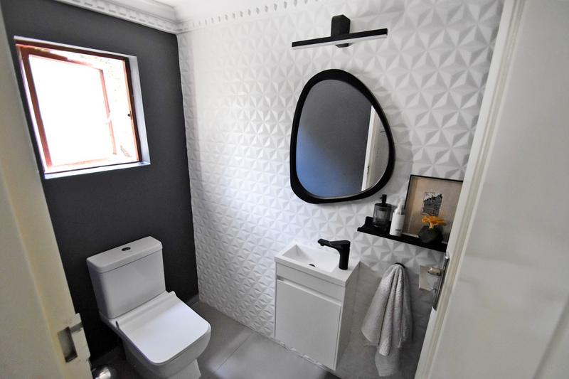 4 Bedroom Property for Sale in Benmore Gardens Gauteng