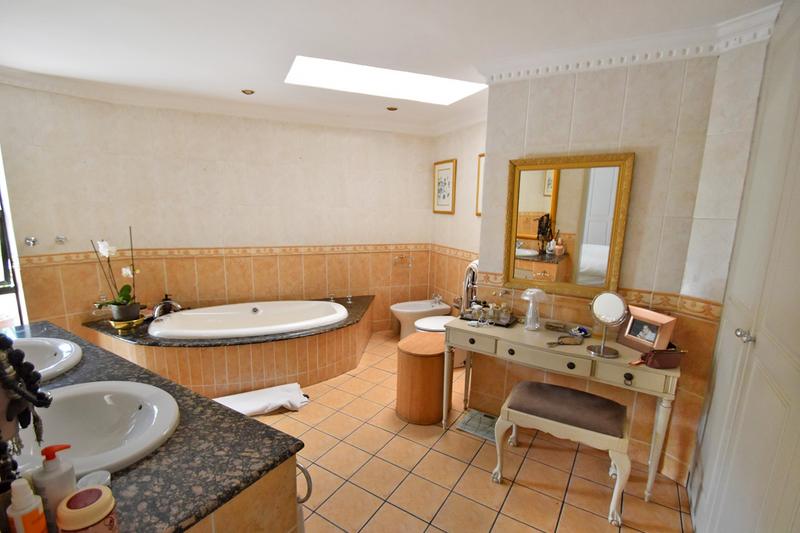 4 Bedroom Property for Sale in Benmore Gardens Gauteng