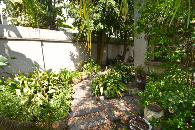 4 Bedroom Property for Sale in Benmore Gardens Gauteng