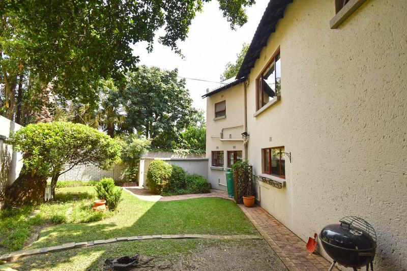 4 Bedroom Property for Sale in Benmore Gardens Gauteng