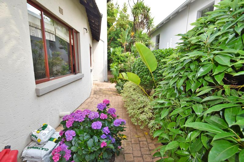 4 Bedroom Property for Sale in Benmore Gardens Gauteng