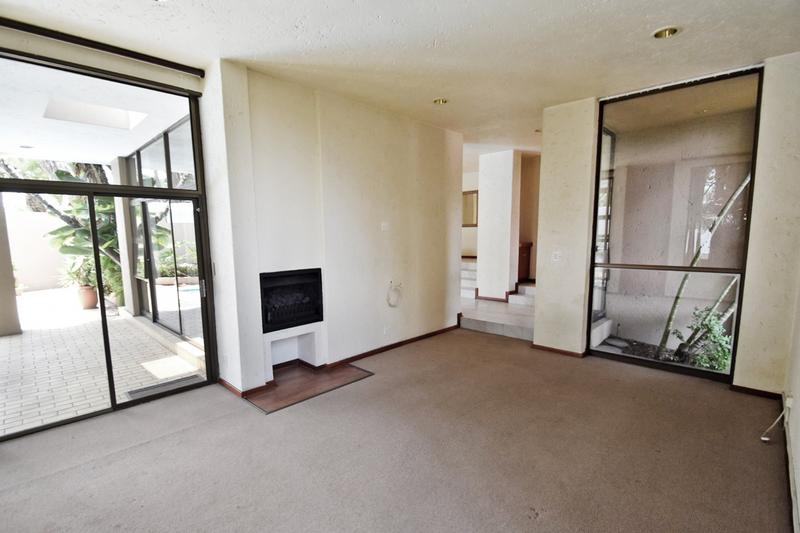 4 Bedroom Property for Sale in Benmore Gardens Gauteng