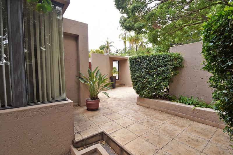 4 Bedroom Property for Sale in Benmore Gardens Gauteng
