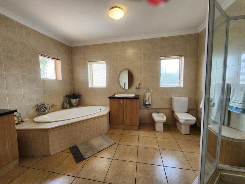 5 Bedroom Property for Sale in Moreleta Park Gauteng