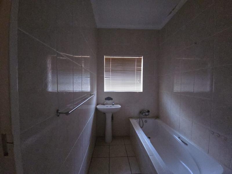 To Let 3 Bedroom Property for Rent in Greenhills Gauteng