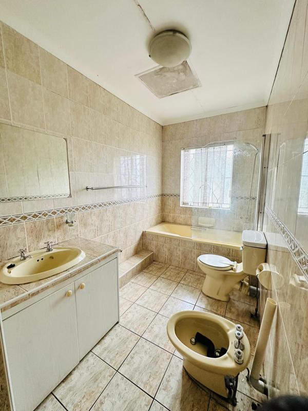 5 Bedroom Property for Sale in Brackenhurst Gauteng