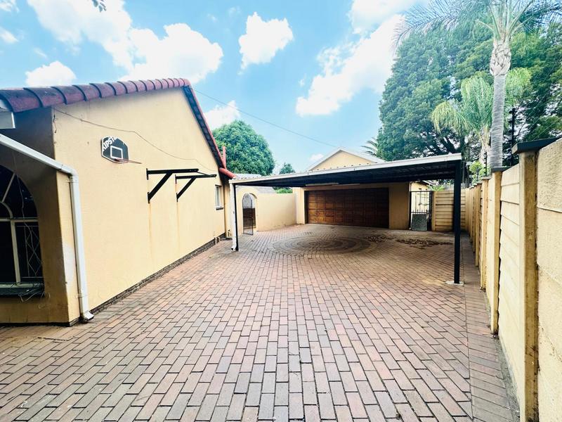 5 Bedroom Property for Sale in Brackenhurst Gauteng