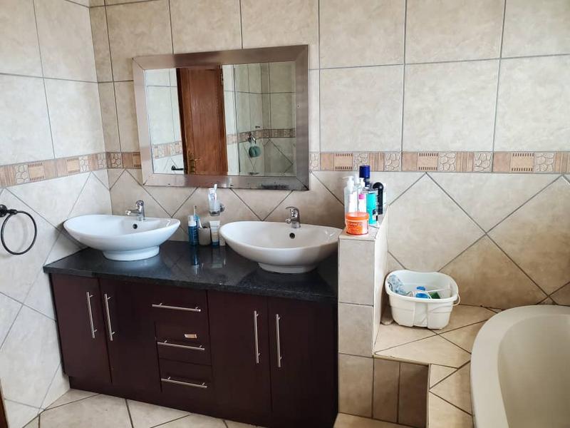 3 Bedroom Property for Sale in Heuwelsig Estate Gauteng