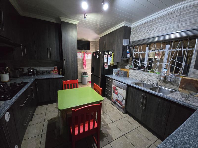 4 Bedroom Property for Sale in Vanderbijlpark Cw 6 Gauteng